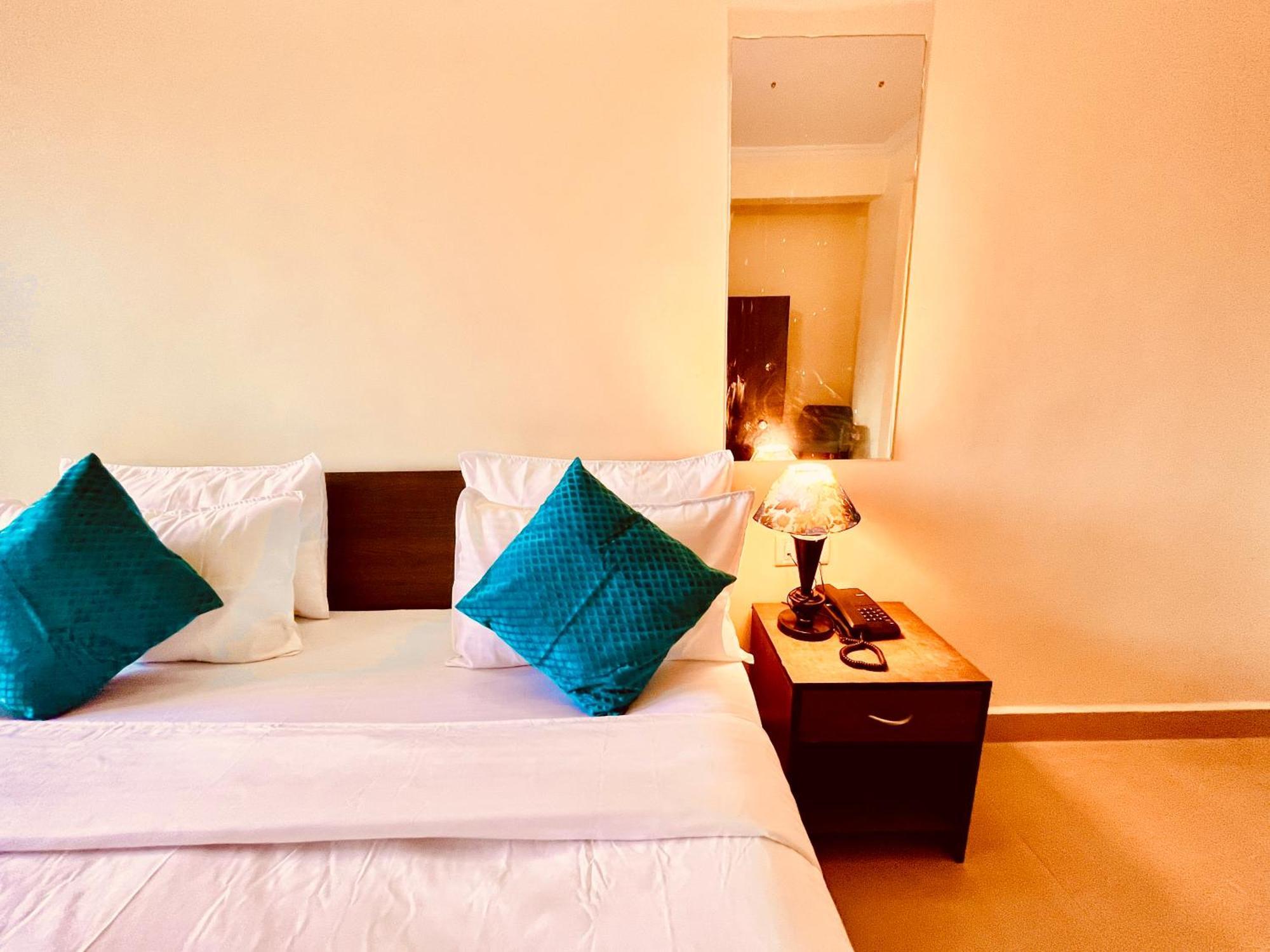 Summer Beach Resort, Goa - #Near Baga Beach #Swimming Pool #Garden #Bar #Lift #Premium Rooms #Property Of The Year #70565-84665 卡兰古特 外观 照片